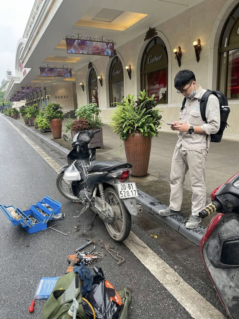 Hình ảnh đội thợ sửa xe máy lưu động với dụng cụ chuyên dụng