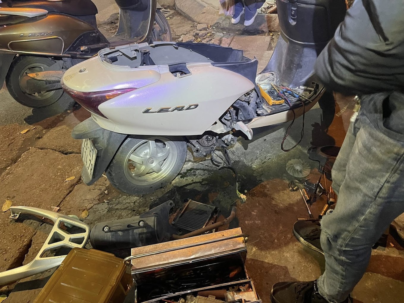 Kỹ thuật viên đang cứu hộ xe máy tận nơi vào buổi tối tại TPHCM